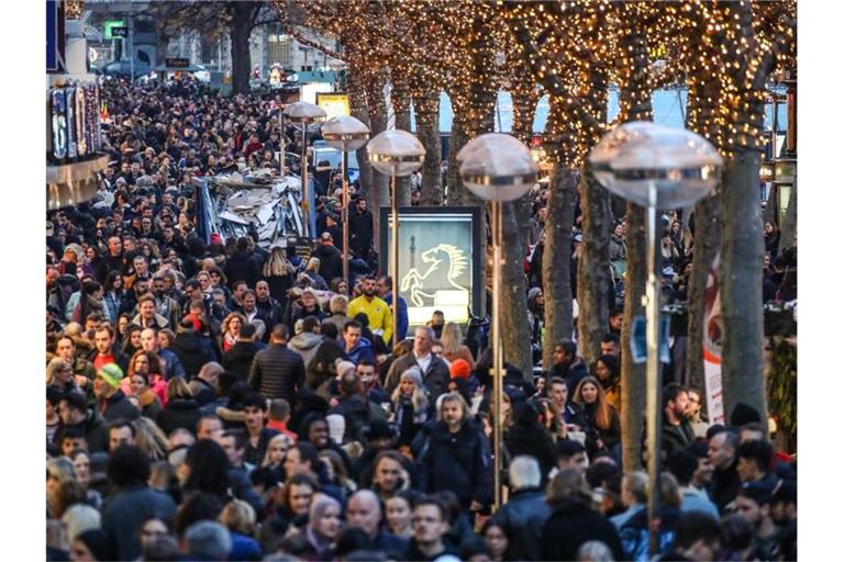 Adventszeit ist Einkaufszeit: Zahlreiche Menschen sind auf der Stuttgarter Königstraße unterwegs und erledigen Weihnachtseinkäufe. Foto: Christoph Schmidt/dpa