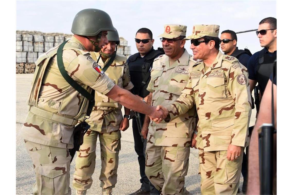 Ägyptens Präsident Al-Sisi im Sommer 2015 bei einem Besuch von Soldaten auf der Sinai-Halbinsel. Foto: Office Of The Egyptian President/OFFICE OF THE EGYPTIAN PRESIDENT/dpa