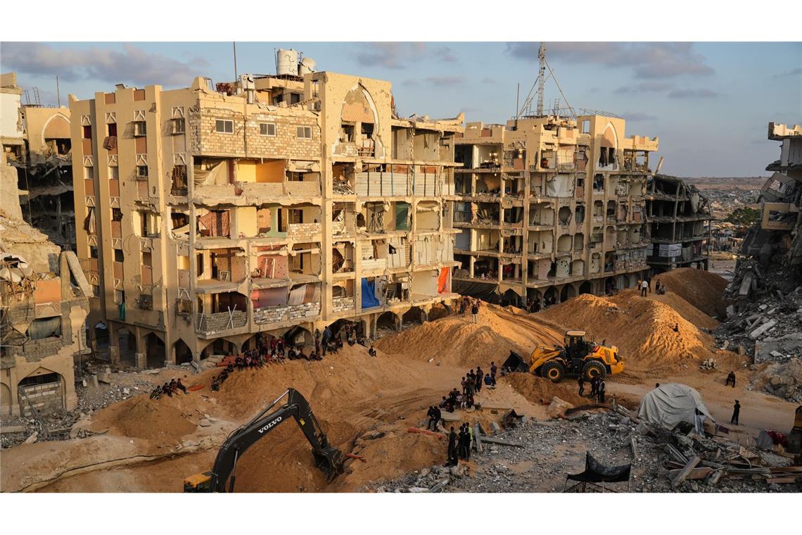 Ägyptische Arbeiter suchen mit schwerem Gerät nach sterblichen Überresten von Geiseln. (Archivbild)