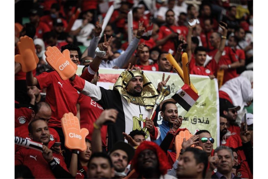 Senegal gewinnt Endspiel gegen Ägypten im Elfmeterschießen Ägyptische Fans verfolgen das Spiel. Foto: Ayman Aref/dpa