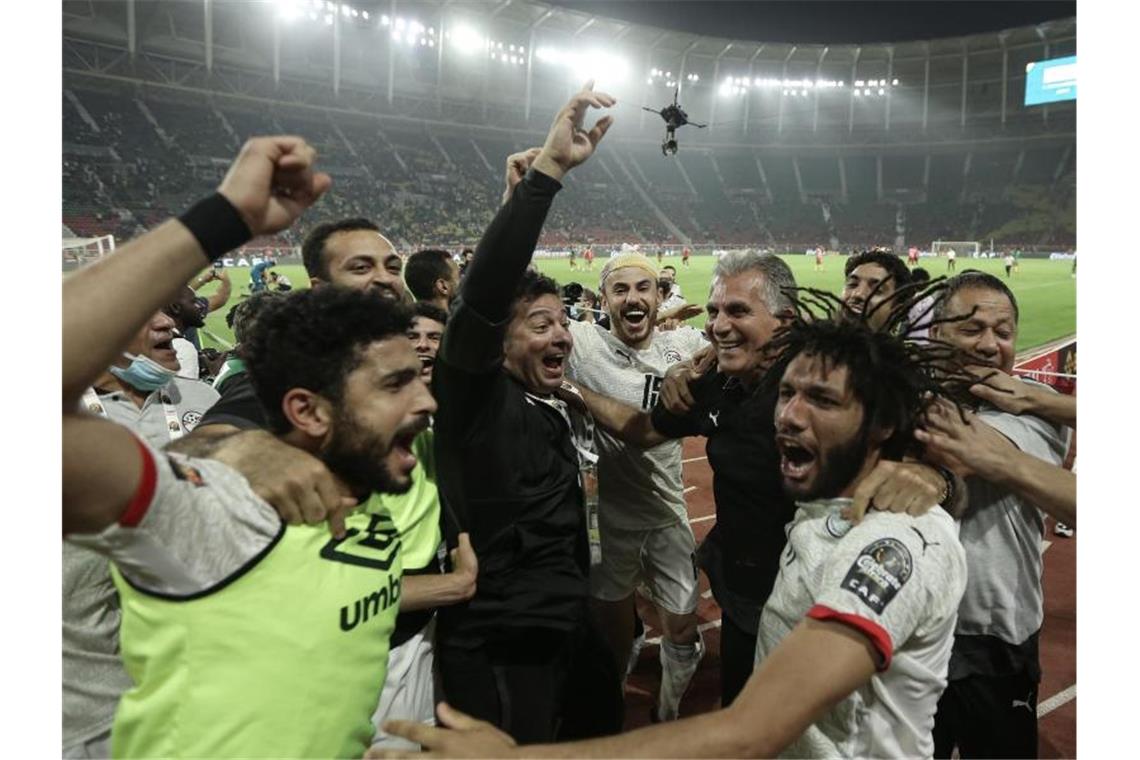 Elfmeterkrimi: Ägypten folgt Senegal ins Finale Ägyptische Spieler feiern nach dem Abpfiff. Foto: Ayman Aref/dpa