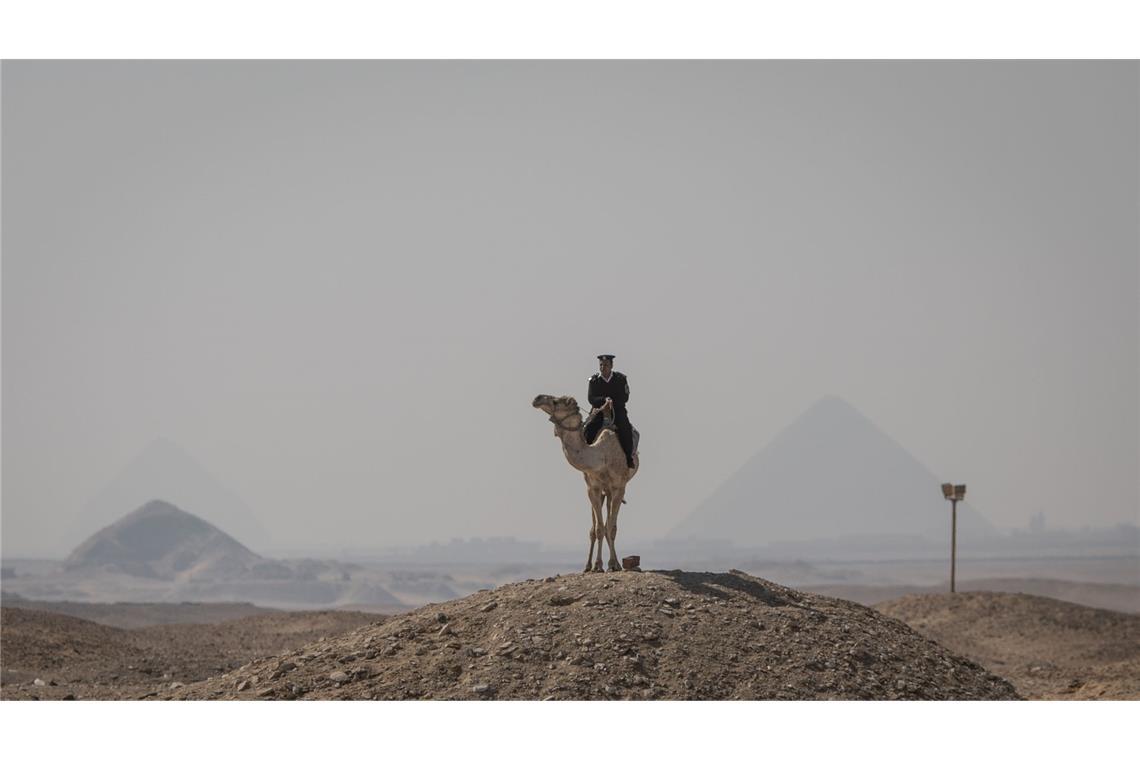 Ägyptischer Polizist auf einem Kamel.