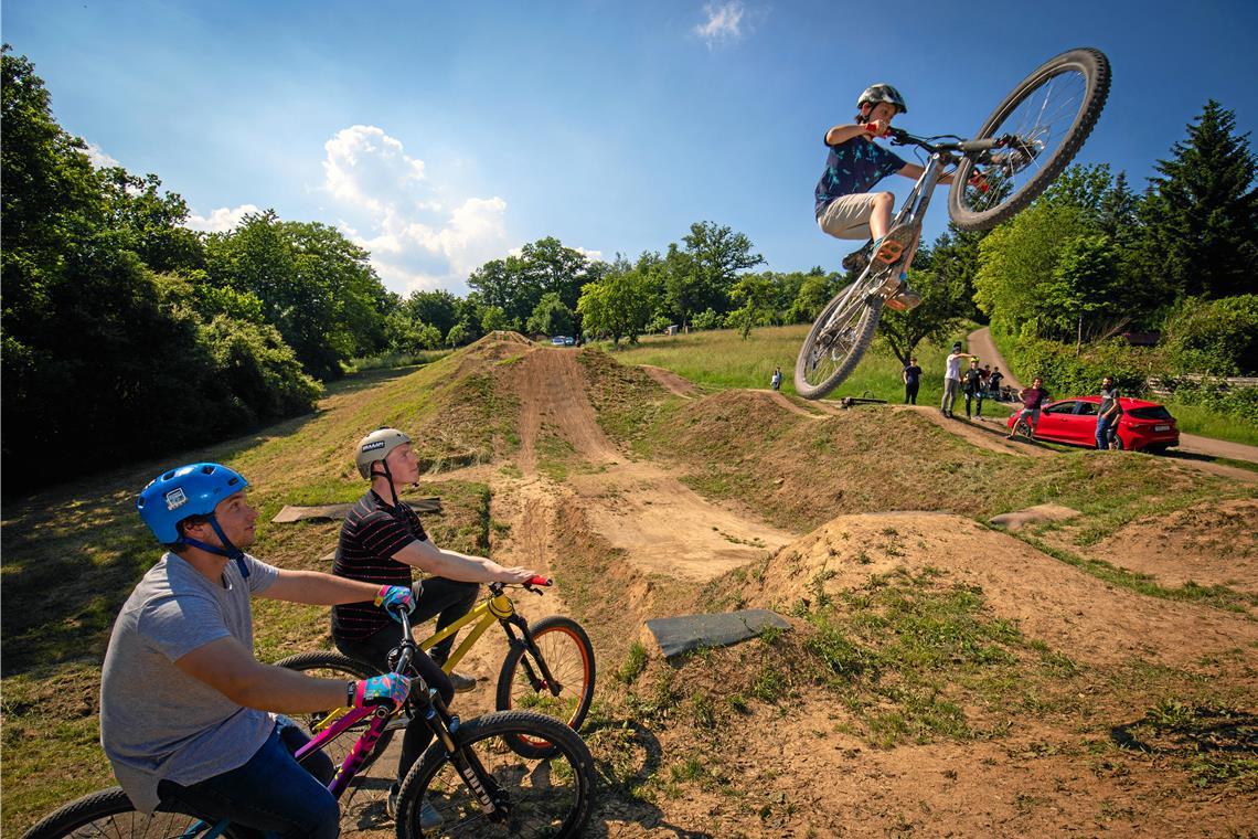 Ein Pumptrack für Weissach im Tal? Ähnlich wie in Maubach könnte der Dirtpark später aussehen, der in Cottenweiler entstehen soll. Im Gegensatz zu einem Pumptrack ist er eher für ältere Kinder und Jugendliche geeignet und ermöglicht hohe Sprünge mit dem Mountainbike oder BMX-Rad. Archivfoto: Alexander Becher