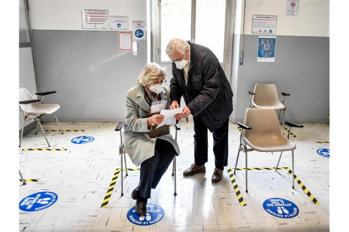 Ältere Menschen warten im Militärkrankenhaus von Baggio nahe Mailand auf eine Covid-19-Impfung. Foto: Claudio Furlan/LaPresse via ZUMA Press/dpa