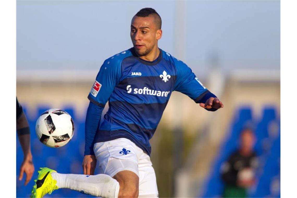 Karlsruher SC holt vereinslosen Änis Ben-Hatira Änis Ben-Hatira spielt den Ball. Foto: Pascu Mendez/dpa/Archiv