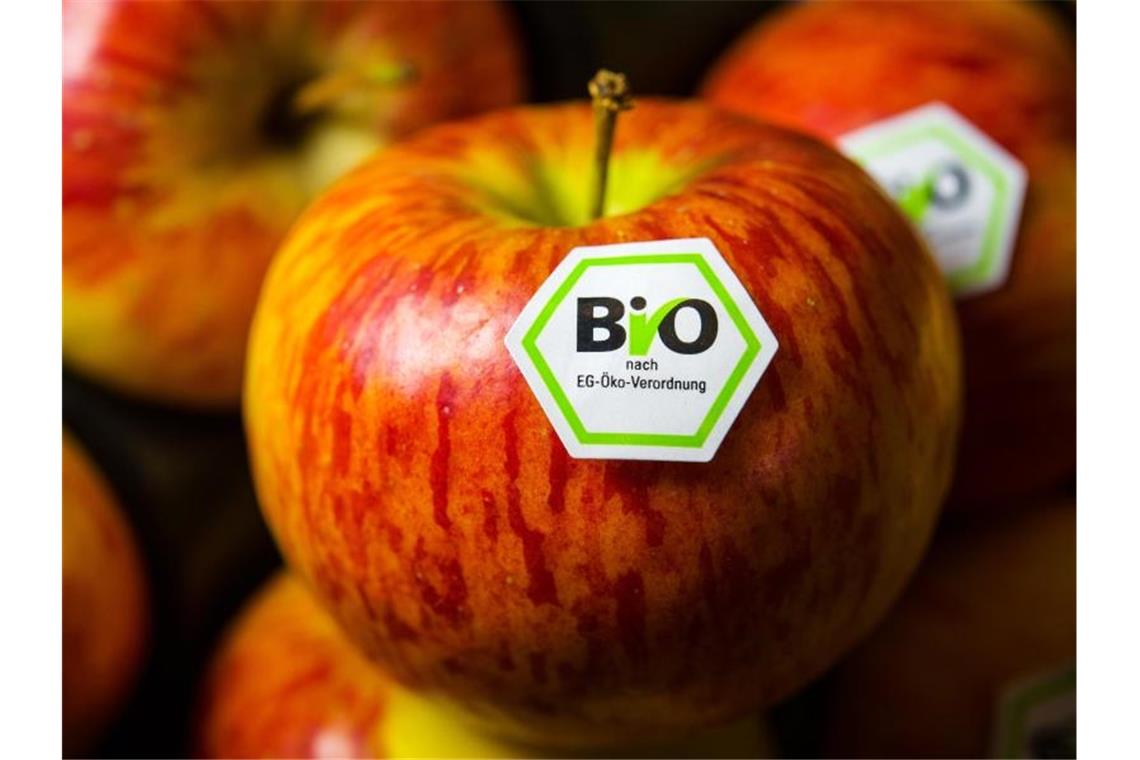 Äpfel mit Bio-Siegel: Verbraucher legen auch beim Kauf von Bio-Lebensmitteln zunehmend Wert auf Markenware. Foto: picture alliance / David Ebener/dpa