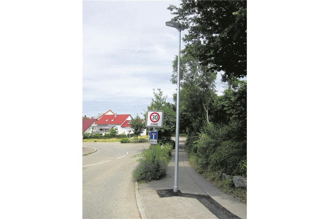 Beleuchtung am Kreisel sorgt für Irritation Ärgerlich: Neuer Lichtmast steht in der Langenbachstraße mitten im Gehweg. Foto: privat