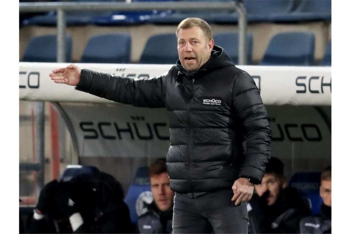 Arminia-Trainer fordert: Konzentriert aus Halbzeit kommen Ärgert sich über das Gegentor: Bielefelds Trainer Frank Kramer. Foto: Friso Gentsch/dpa