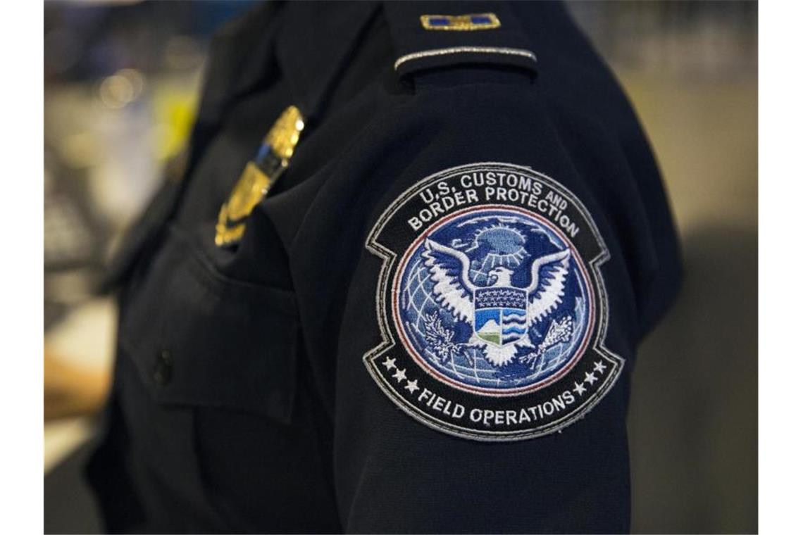 USA erwägen Lockerung von Reisebeschränkungen für Geimpfte Ärmelabzeichen eines Beamten der Zoll- und Grenzschutzbehörde der USA. Foto: Glenn Fawcett/CBP/Department of Homeland Security/dpa-tmn