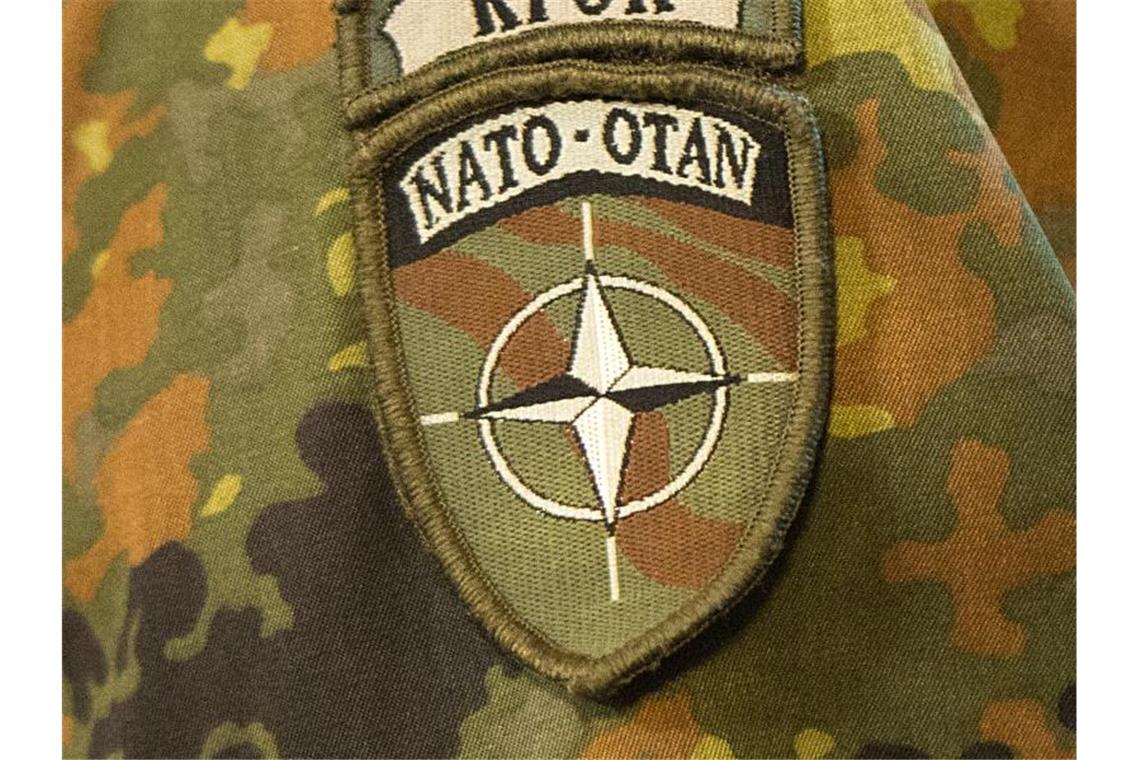 Macron will bei Gipfel Grundsatzdebatte über die Nato Ärmelabzeichen mit dem Symbol der Nato. Foto: Maurizio Gambarini/dpa