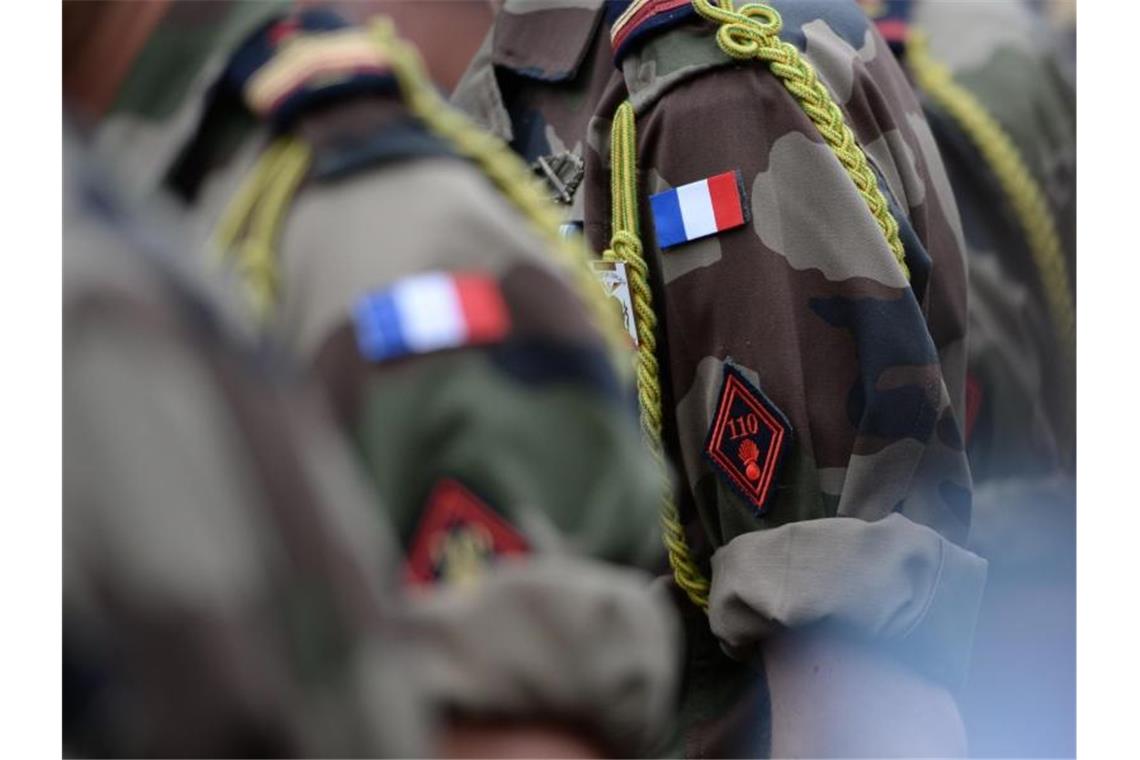 Ärmelabzeichen von Soldaten eines französischen Infanterieregiments. Foto: Patrick Seeger/dpa