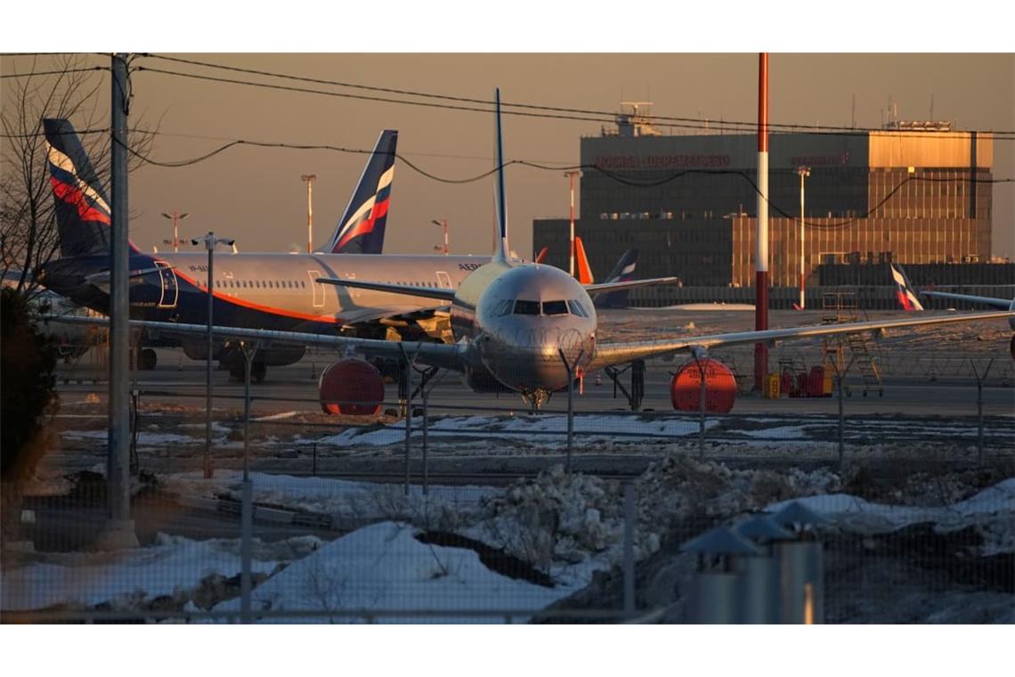 Aeroflot-Passagierflugzeuge stehen auf dem Flughafen Scheremetjewo außerhalb von Moskau. Der Luftraum über allen EU-Staaten ist für russische Flugzeuge komplett gesperrt