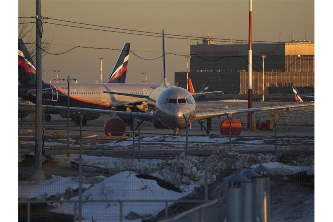 Russlands Luftfahrt ohne West-Technik unter Druck Aeroflot-Passagierflugzeuge stehen auf dem Flughafen Scheremetjewo außerhalb von Moskau. Foto: Pavel Golovkin/AP/dpa