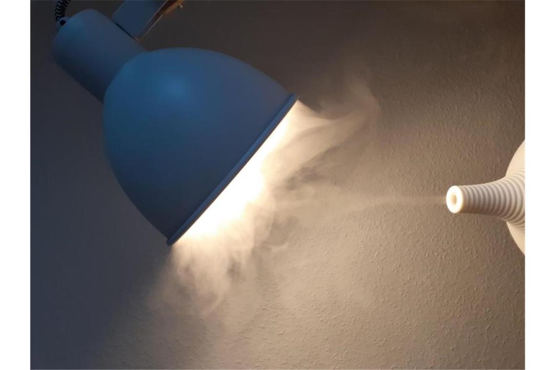 Aerosol-Expertengruppe untersucht Belastung in Bus und Bahn Aerosole vor einer Lampe. Foto: Philipp Brandstädter/dpa/Symbolbild