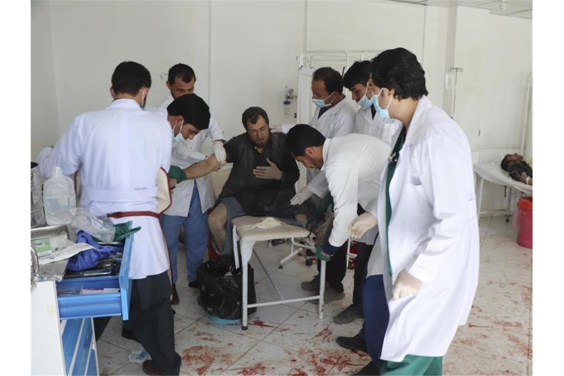 Bombenterror in Afghanistan - Viele Tote und Verletzte Ärzte behandeln einen Mann nach dem Anschlag in der Provinz Ghor. Foto: AP/dpa