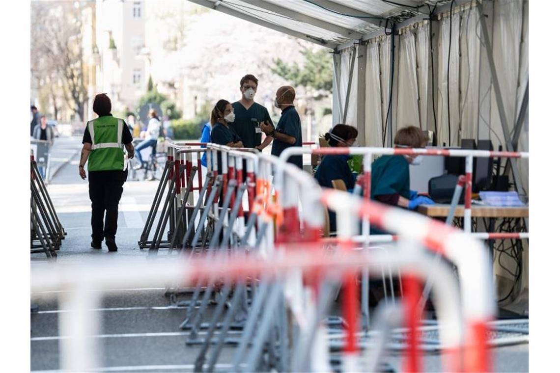 Ärzte bereiten in München den Betrieb einer Walk-through-Teststation vor. Foto: Matthias Balk/dpa