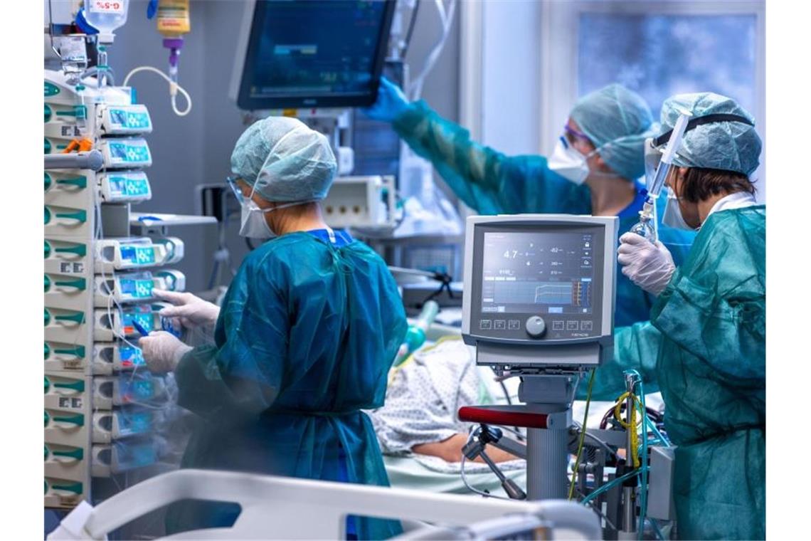 RKI: Omikron legt in Deutschland weiter rasch zu Ärzte und Pflegekräfte betreuen Patienten auf einer Intensivstation in Rostock. Foto: Jens Büttner/dpa-Zentralbild/dpa