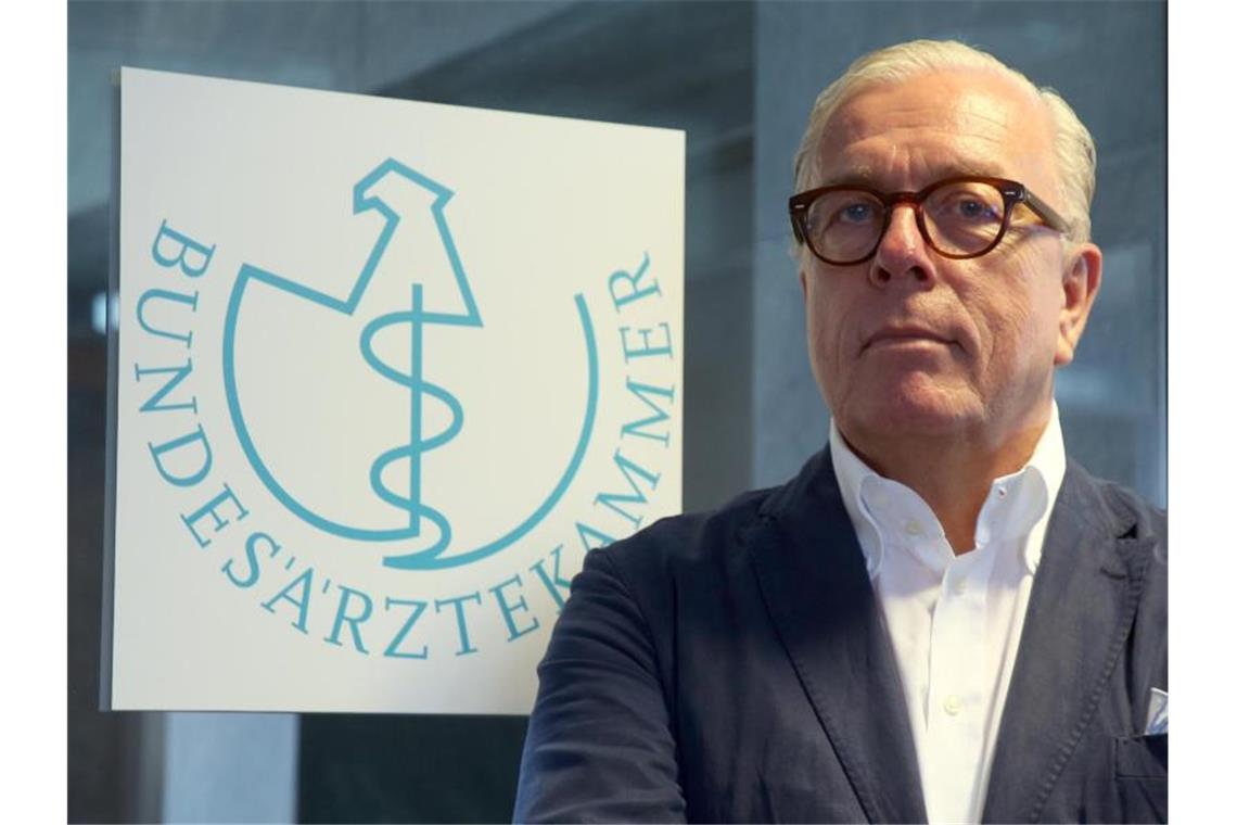 Die Angst vor der zweiten Corona-Welle Ärztepräsident Reinhardt hofft auf ein weiter vergleichsweise niedriges Niveau der Infektionsrate - erreichbar durch Hygiene und Abstand. Foto: Wolfgang Kumm/dpa