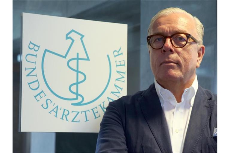 Ärztepräsident Reinhardt hofft auf ein weiter vergleichsweise niedriges Niveau der Infektionsrate - erreichbar durch Hygiene und Abstand. Foto: Wolfgang Kumm/dpa