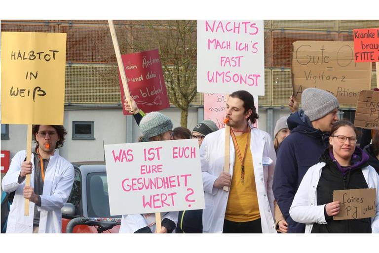 Ärztinnen und Ärzte demonstrieren im Januar 2024 in Rostock. Ärzteverbände aus Baden-Württemberg haben Proteste zum Auftakt des 128. Deutschen Ärztetags  angekündigt (Archivfoto).