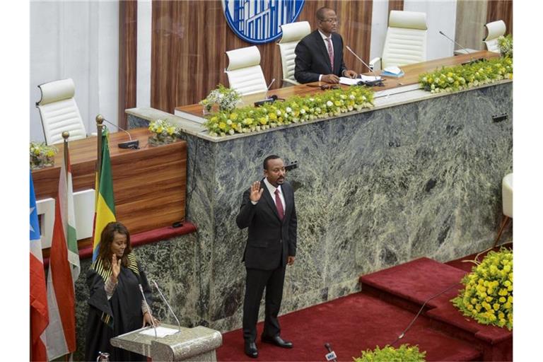 Äthiopiens Minsterpräsident Abiy Ahmed (M) wurde für eine zweite Amtszeit vereidigt. Foto: Uncredited/AP/dpa