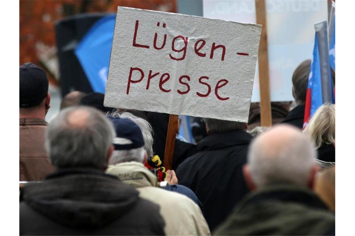 AfD-Anhänger demonstrieren in Rostock gegen die deutsche Asylpolitik - und gegen die „Lügenpresse“. Foto: Bernd Wüstneck/dpa-Zentralbild/dpa