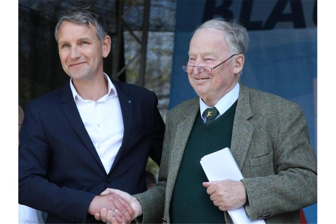 Ost-AfD im Steigflug - und viele Westdeutsche am Schalthebel AfD-Chef Alexander Gauland (r) und Björn Höcke, Fraktionsvorsitzender der AfD im Thüringer Landtag, stehen Seite an Seite in Erfurt. Foto: Bodo Schackow