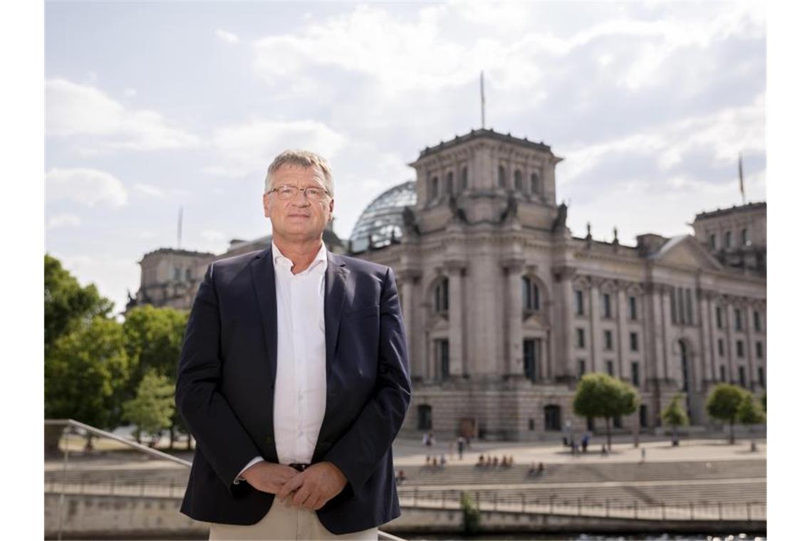 AfD-Chef Jörg Meuthen vor dem Reichstagsgebäude in Berlin. Meuthen will im kommenden Jahr nicht für den Bundestag kandidieren. Foto: Christoph Soeder/dpa