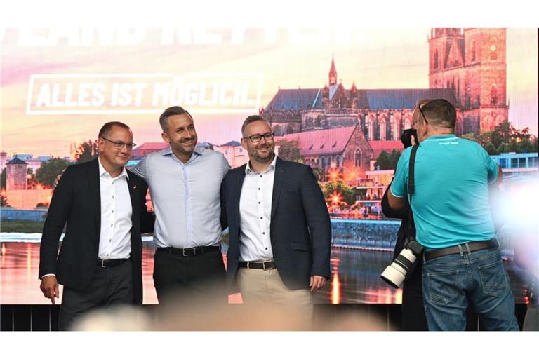 AfD-Chef Tino Chrupalla (links) will sich für die CDU nicht „schick machen“, während der Stratege Sebastian Münzenmaier der Union aufzeigen will, wie sehr sie sich eingemauert hat. In der Mitte: der strahlende Wahlsieger von Sachsen-Anhalt, Ulrich Siegmund.