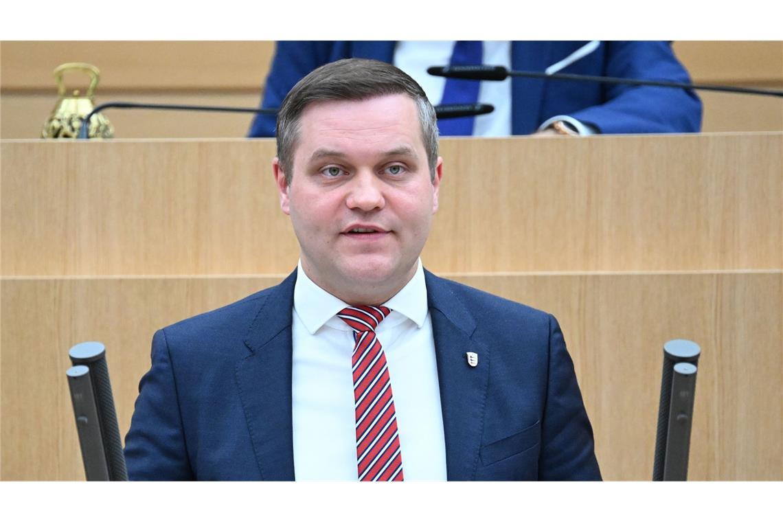 AfD-Fraktionschef verurteilt Hakenkreuz auf Stimmzettel AfD-Fraktionschef Anton Baron hat sich wegen des Hakenkreuzes auf einem Stimmzettel erschüttert gezeigt.