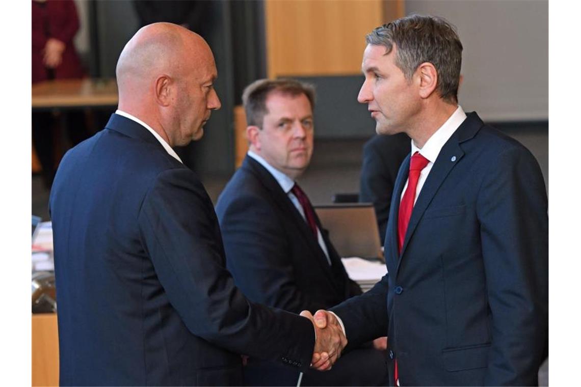 Thüringer Wahl-Eklat wird für GroKo zur Zerreißprobe AfD-Fraktionschef Björn Höcke (r.) gratuliert dem neuen Thüringer Ministerpräsidenten Thomas Kemmerich (FDP). Foto: Martin Schutt/dpa-Zentralbild/dpa
