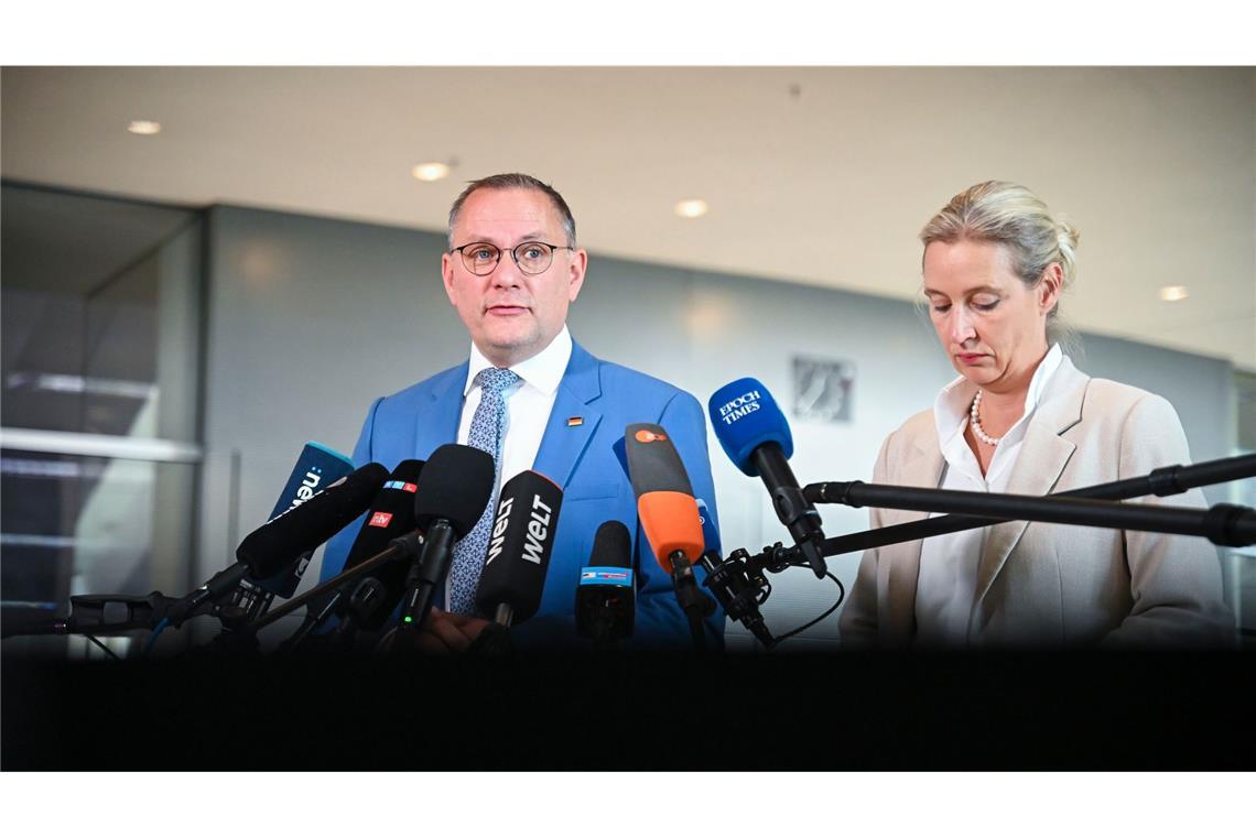 AfD-Fraktionsvorsitzende Alice Weidel und AfD-Bundesvorsitzender Tino Chrupalla – ihre Partei ist laut einer Forsa-Umfrage nach wie vor stärkste Kraft. (Archivbild)