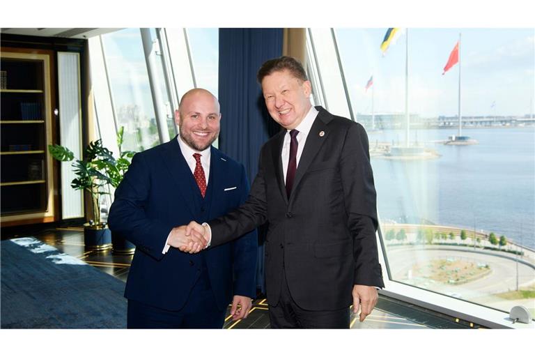 AfD-Politiker Markus Frohnmaier: Handshake mit Putins Vertrautem und Gazprom-Chef Alexej Miller beim Wirtschaftsforum in St. Petersburg.