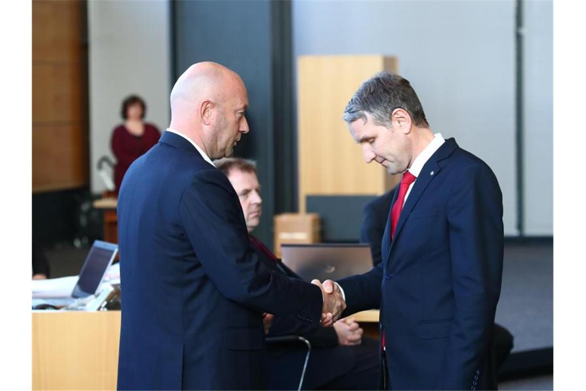 Fast jeder Zweite rechnet mit AfD-Regierungsbeteiligung AfD Thüringen-Chef der AfD Björn Höcke (r) gratuliert dem Thomas Kemmerich (FDP) nach der Wahl. Foto: Bodo Schackow/dpa-Zentralbild/dpa