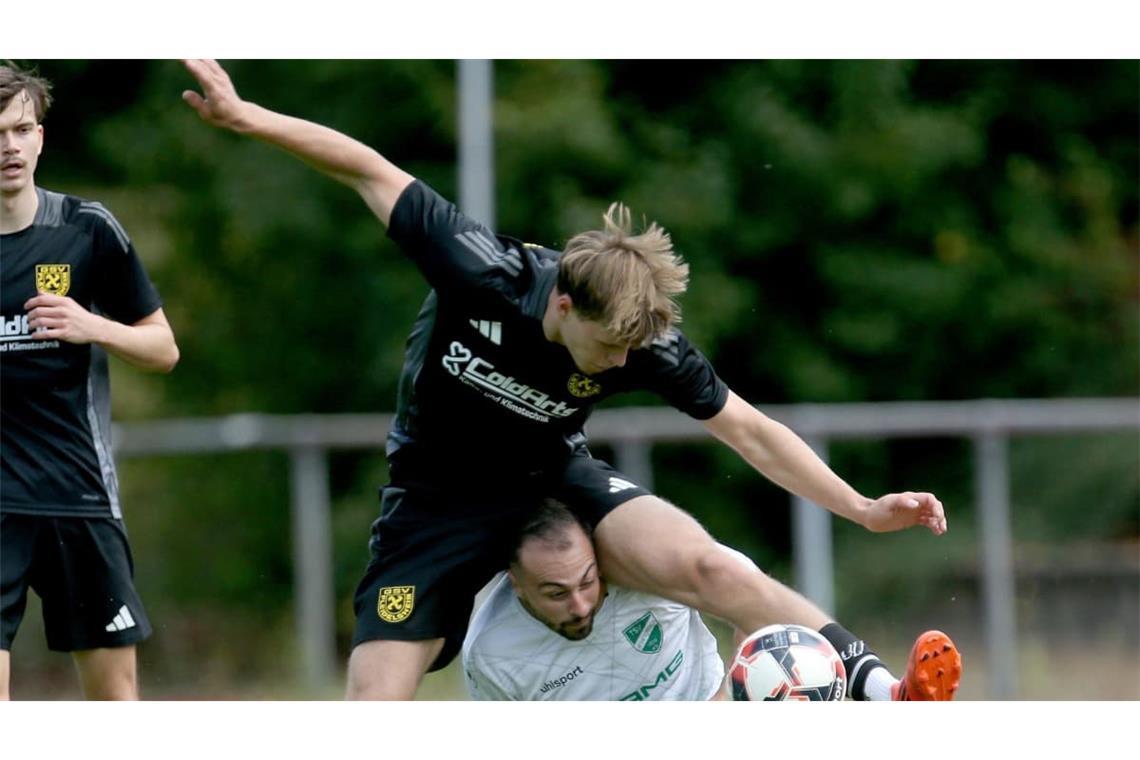 Affalterbach,    DEU, 28.08.2025.
Fussball TSV Affalterbach vs GSV Pleidelsheim II   .
Colin Zagatta (Pleidelsh, oben), Antonio La Macchia (Affalterb) .
Foto: Ralf Poller/Avanti .