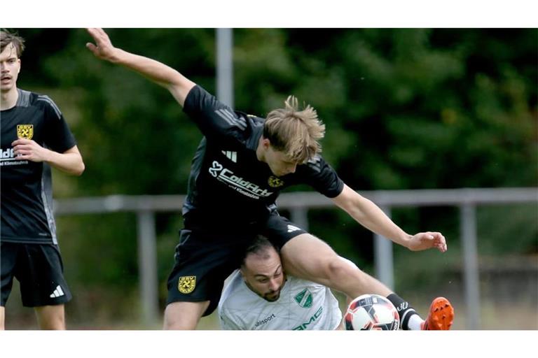 Affalterbach,    DEU, 28.08.2025.
Fussball TSV Affalterbach vs GSV Pleidelsheim II   .
Colin Zagatta (Pleidelsh, oben), Antonio La Macchia (Affalterb) .
Foto: Ralf Poller/Avanti .