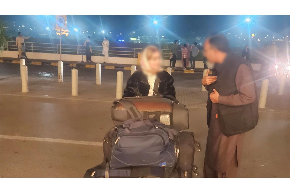 Afghanen fliegen aus Pakistan nach Deutschland.
