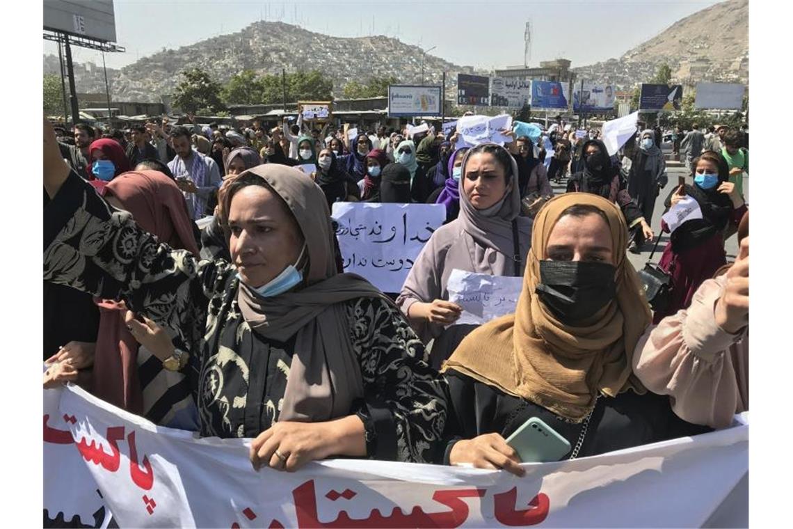 Afghanische Frauen bei einer Anti-Pakistan-Demonstration in der Nähe der pakistanischen Botschaft. Foto: Wali Sabawoon/AP/dpa