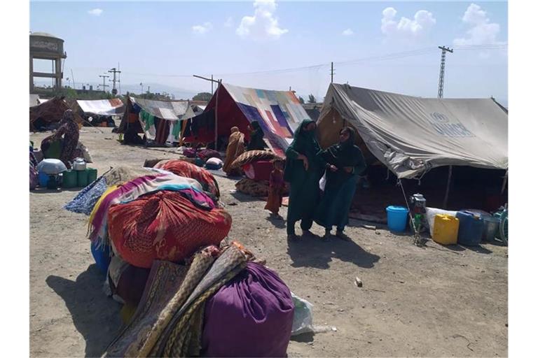 Afghanische Frauen stehen vor ihren Zelten in einer Grenzstadt in der südwestlichen pakistanischen Provinz Belutschistan. Foto: Jafar Khan/AP/dpa