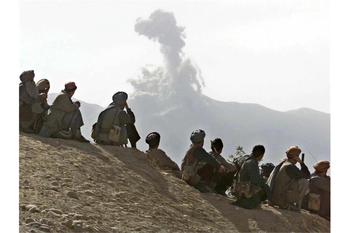 Video von schaukelnden Taliban geht in Afghanistan viral Afghanische Kämpfer beobachten Luftangriffe in der nordafghanischen Provinz Kunduz. Eine ganze Generation Afghanen ist im Krieg aufgewachsen. (Archivbild). Foto: Sergei Chirikov/epa/dpa