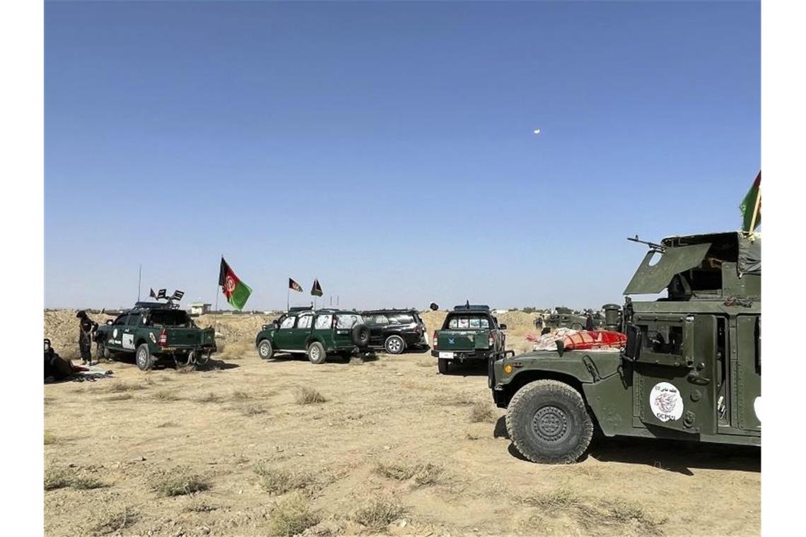 Afghanische Militärfahrzeuge stehen während der Kämpfe zwischen den Taliban und afghanischen Sicherheitskräften in Kandahar südwestlich von Kabul. Foto: Sidiqullah Khan/AP/dpa