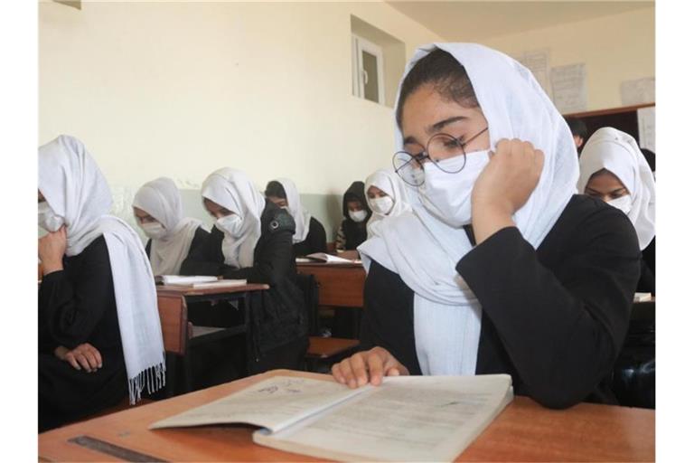 Afghanische Schülerinnen im März 2021 - bevor die Taliban wieder die Macht im Land übernommen haben. Foto: -/XinHua/dpa