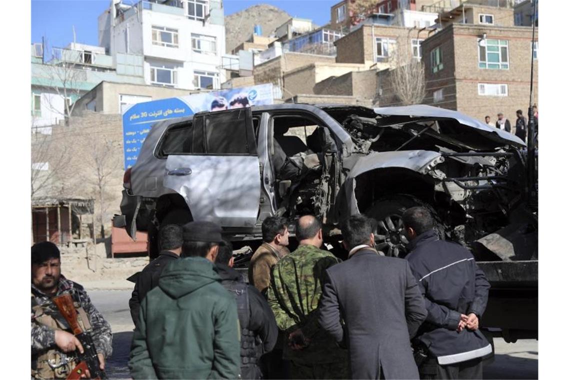 Afghanische Sicherheitsbeamte inspizieren den Ort eines Bombenanschlags in Kabul, bei dem zwei Polizisten getötet wurden. Foto: Rahmat Gul/AP/dpa