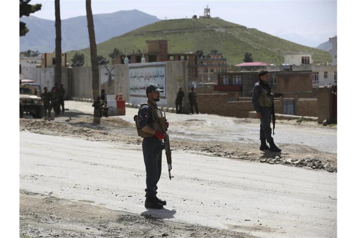 Viele Schüler bei IS-Anschlag in Kabul getötet und verletzt Afghanische Sicherheitskräfte am Stadtrand von Kabul. Foto: Rahmat Gul/AP/dpa/Archiv