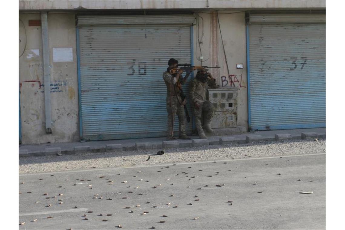 Taliban erobern weitere Stadt - Ministerin verteidigt Abzug Afghanische Sicherheitskräfte feuern in der Stadt Herat auf Kämpfer der Taliban. Foto: Hamed Sarfarazi/AP/dpa