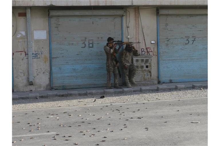 Afghanische Sicherheitskräfte feuern in der Stadt Herat auf Kämpfer der Taliban. Foto: Hamed Sarfarazi/AP/dpa