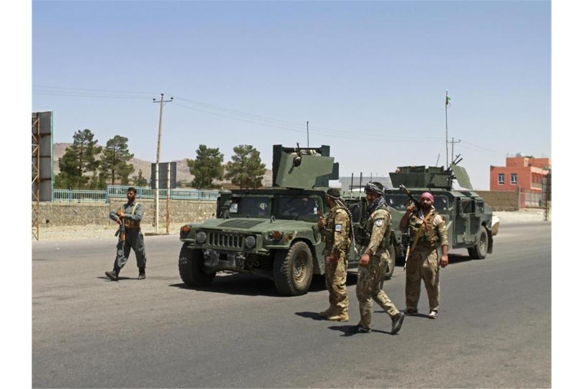 Afghanische Sicherheitskräfte haben die Kontrolle über Teile der Stadt Herat zurückerobert. Foto: Hamed Sarfarazi/AP/dpa