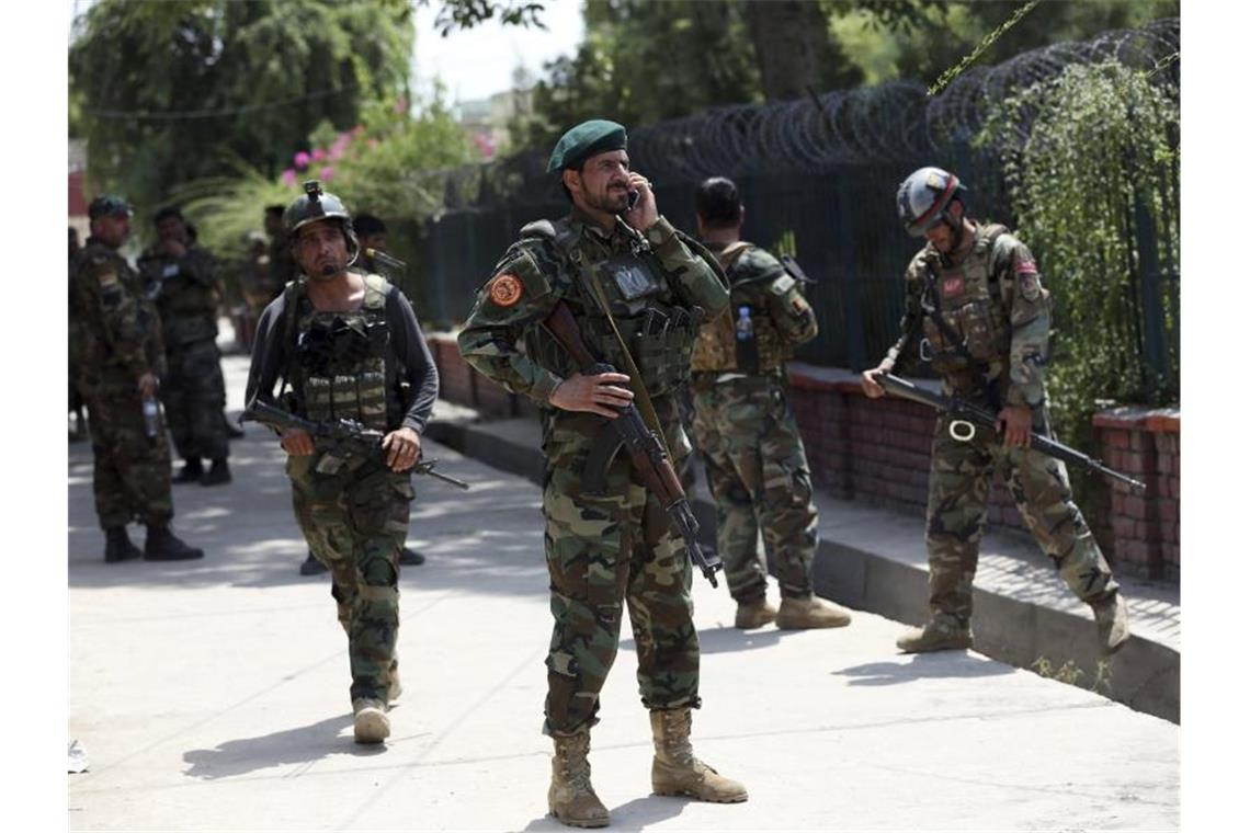 Afghanische Sicherheitskräfte vor dem Gefängnis in Dschalalabad. Bei Gefechten nach einem IS-Angriff in Afghanistan sind Dutzende Menschen gestorben. Foto: Rahmat Gul/AP/dpa