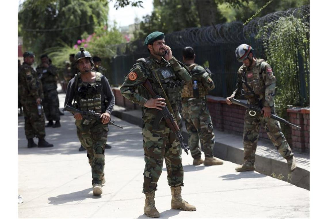IS-Kämpfer stürmen Gefängnis in Afghanistan Afghanische Sicherheitskräfte vor dem Gefängnis in Dschalalabad. Bei Gefechten nach einem IS-Angriff in Afghanistan sind Dutzende Menschen gestorben. Foto: Rahmat Gul/AP/dpa
