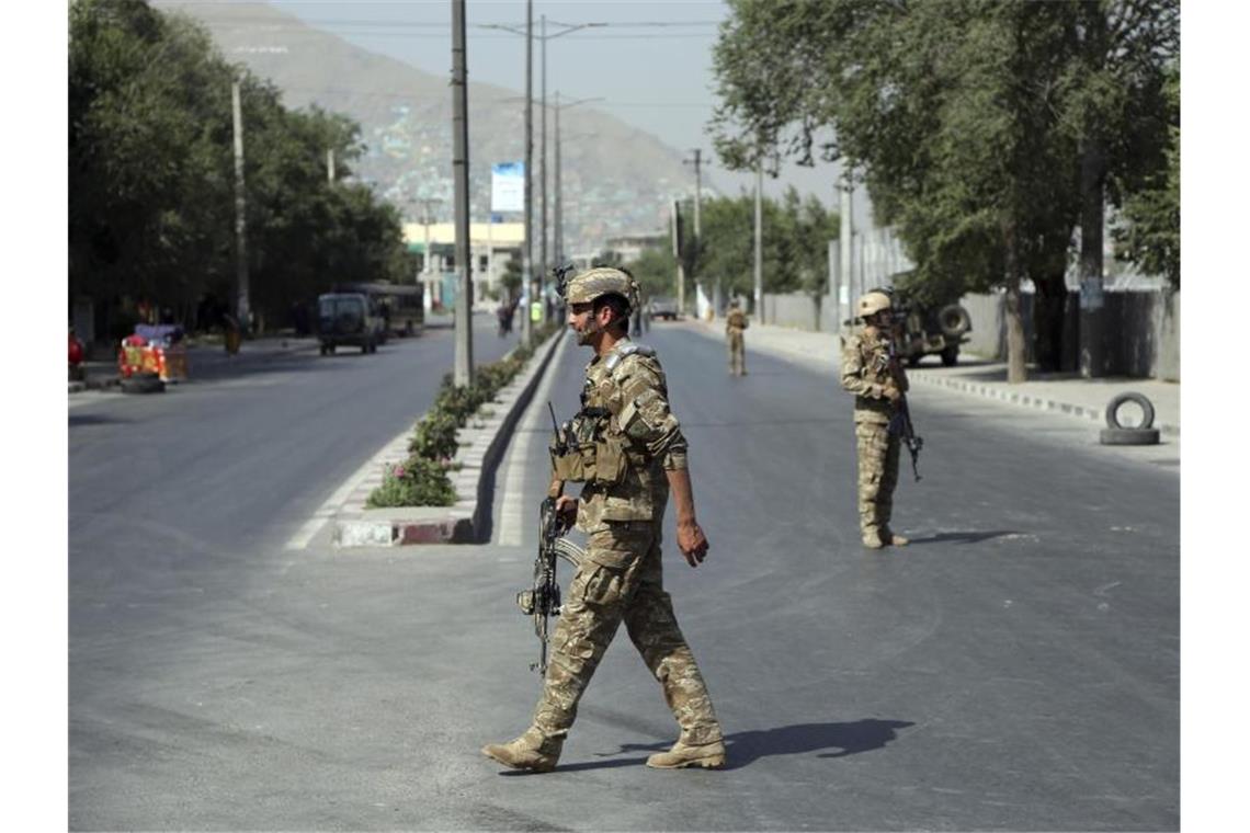 Afghanische Soldaten sichern das Gebiet in Kabul nach einem Selbstmordanschlag. Foto: Rahmat Gul/AP